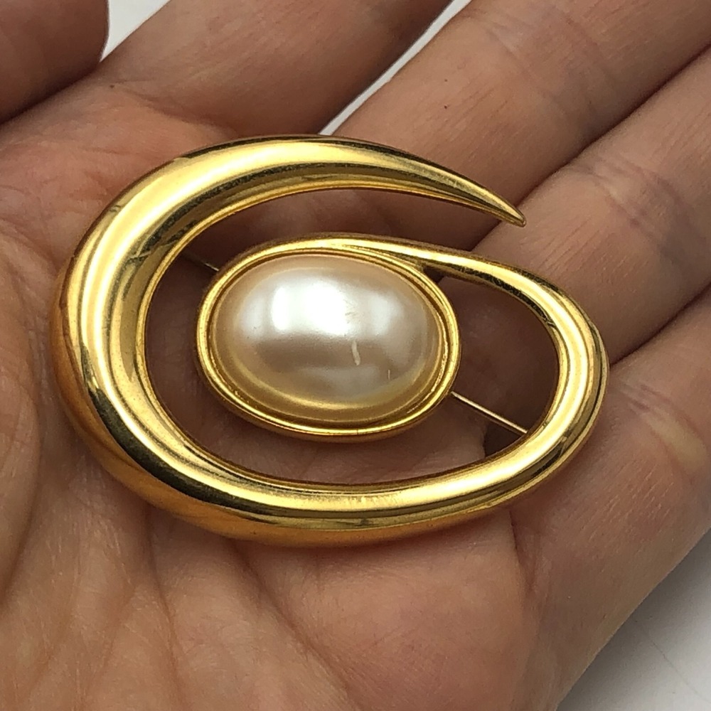 Vintage Monet Signed Goldtone Metal Faux Pearl Jelly Belly Pin Brooch 1.75"